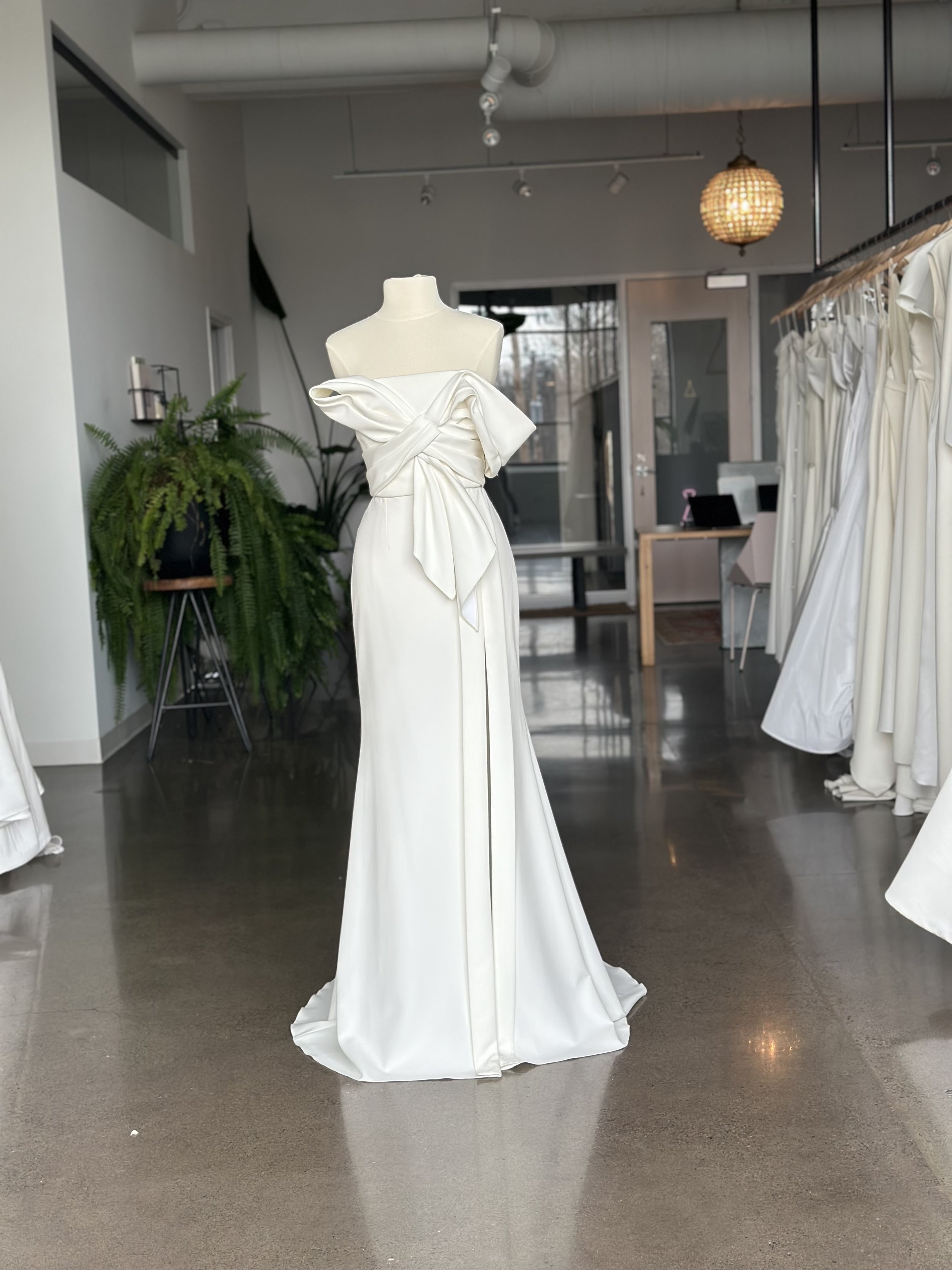 The NEWHITE 'I.B.' Sample // Bridal Size 8/10 | The White Room
